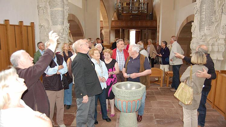 Führung in der Thulbaer Klosterkirche: Die Senioren-Union legt bei ihren Veranstaltungen großen Wert auf Geschichte und Kultur. Foto: Günther Straub