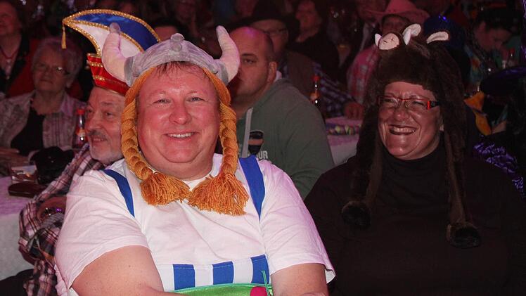 Ein Marktrat als Obelix unter den närrischen Zuschauern