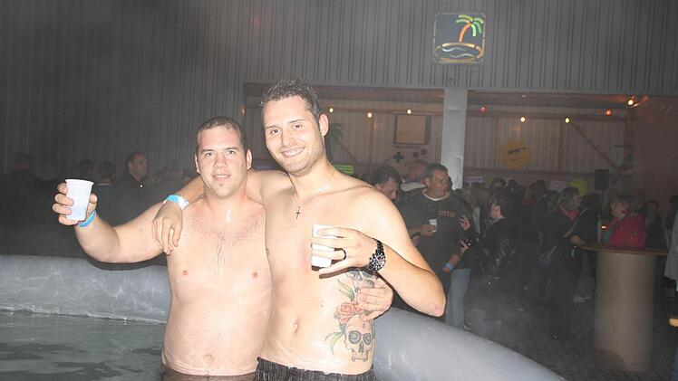 Christian und Tobias hielten es am längsten im Pool aus. Fotos: Ralf Ruppert