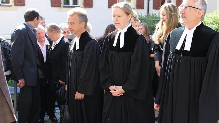 Die Pfarrer Thomas Oehmke, Sabine Winkler und Christian Pohl ziehen gemeinsam in die Wonseeser Kirche ein. Foto: Katharina Müller-Sanke