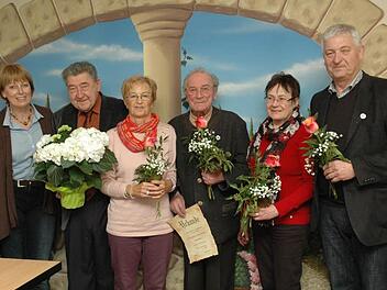Für ihre Treue zum Musizierkreis gehobener Unterhaltung Neustadt wurden Mitglieder geehrt (von links): Zweite Vorsitzende Christine Luche, Vorsitzender Karl Mechtold, Elisabeth Faber, Emil Baumgärtel, Agnes Bock und Norbert Luche.Foto: Edwin Meißinger