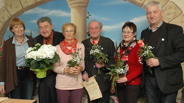 Für ihre Treue zum Musizierkreis gehobener Unterhaltung Neustadt wurden Mitglieder geehrt (von links): Zweite Vorsitzende Christine Luche, Vorsitzender Karl Mechtold, Elisabeth Faber, Emil Baumgärtel, Agnes Bock und Norbert Luche.Foto: Edwin Meißinger