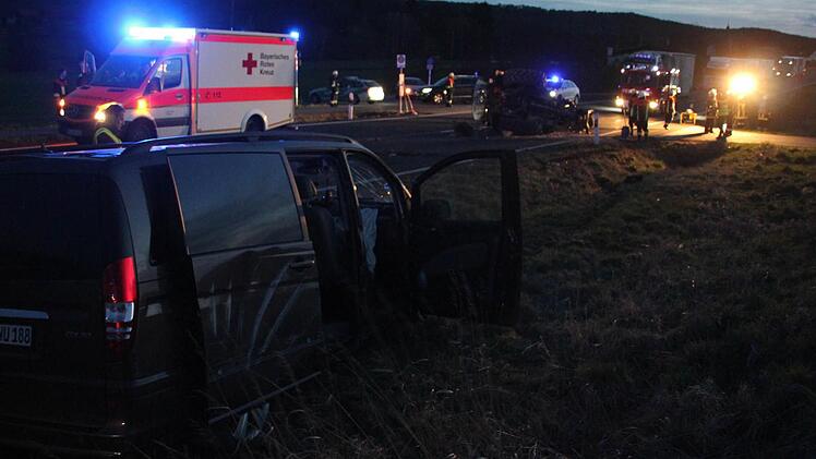 Die Unfallstelle: Als der Mercedes-Bus zum Stehen kam, zeigte seine Fahrtrichtung wieder gen Hafenpreppach, wo er hergekommen war.
