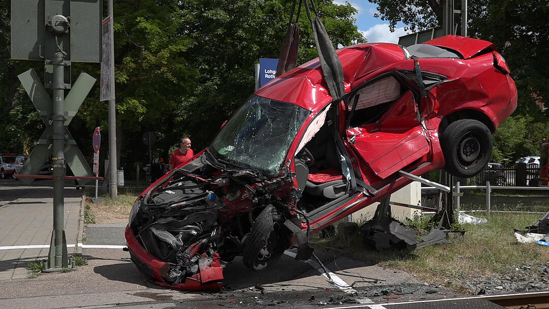 Auto fährt in Roth trotz Warnzeichen auf Gleise und wird von Zug erfasst