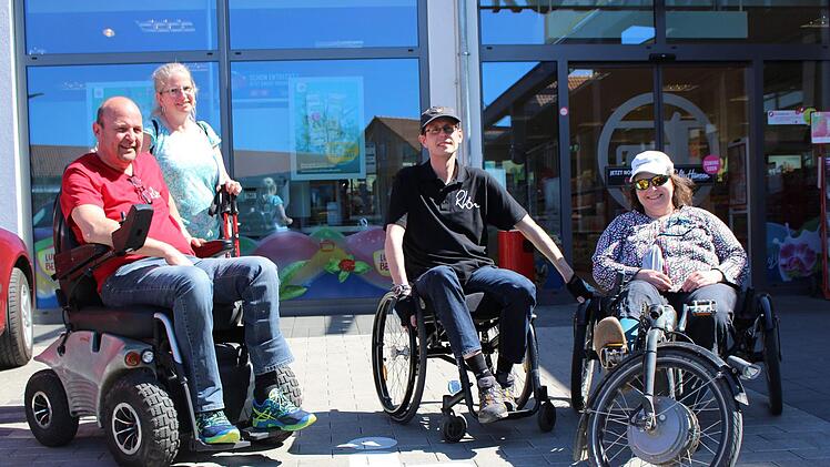 Andreas Knüttel, Sieglinde Griebel, Daniel Alt und Sonja Pfister sind gerne in der Stadt und der umliegenden Rhön unterwegs. Foto: Julia Raab