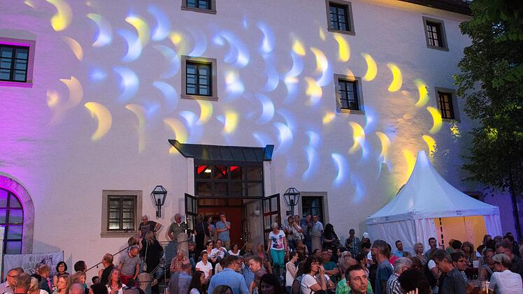 Die wechselnde Beleuchtung am späten Abend zaubert bei der Veranstaltungsreihe "abend.licht" auf dem Platz vor der Stadthalle und im Rathausinnenhof eine schöne Atmosphäre.
