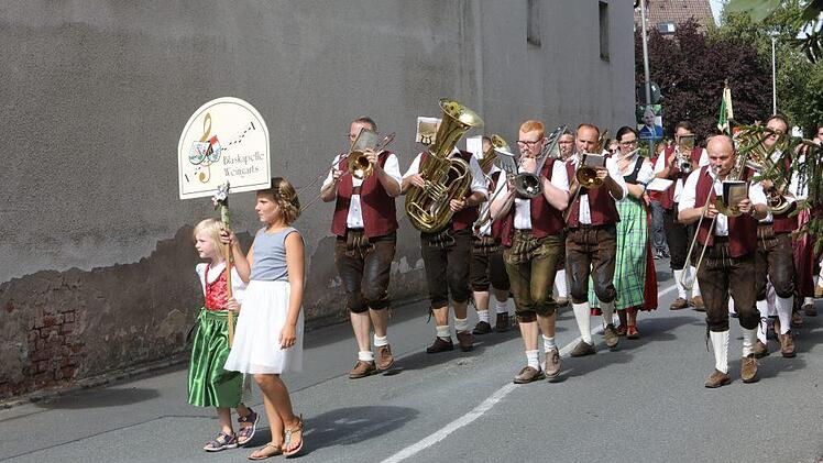 Der Festzug in Langensendelbach Foto: Barbara Herbst