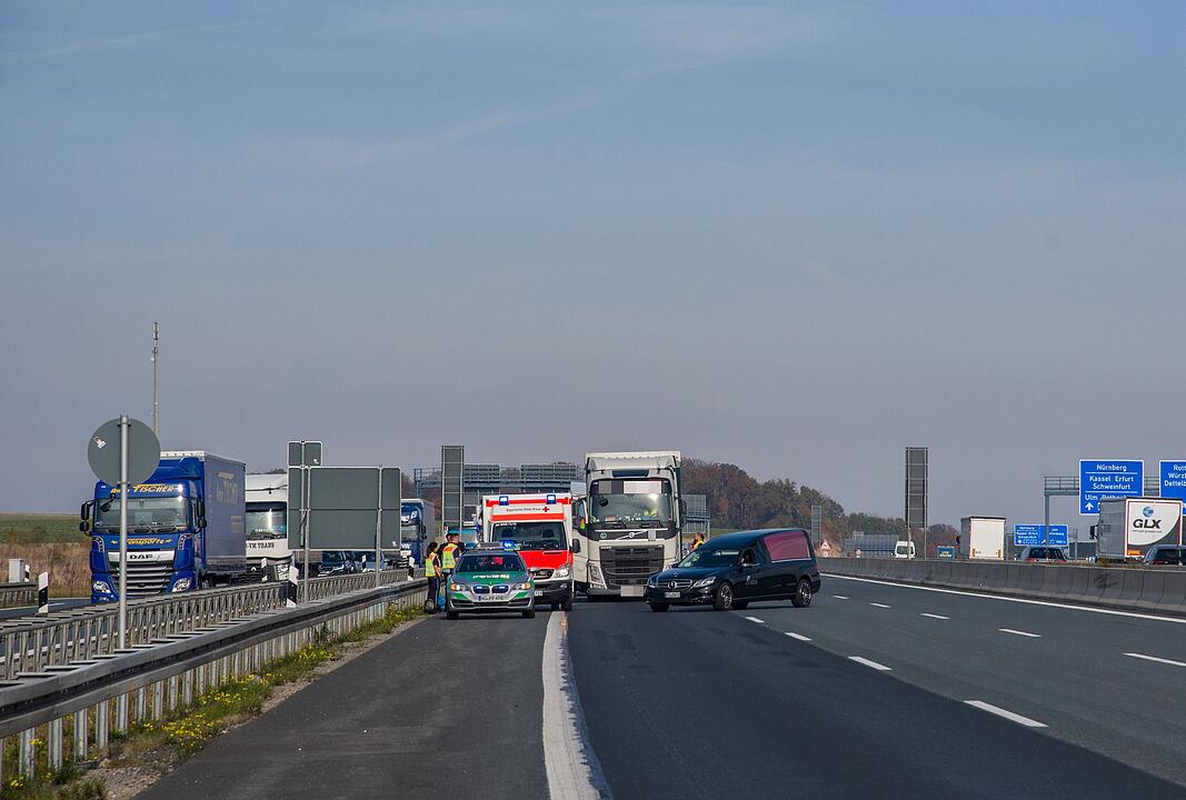 Tödlicher Unfall auf der A3: Stauende übersehen - Kleinlaster prallt mit voller Wucht auf Lkw