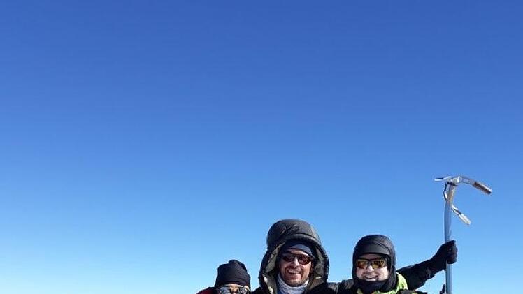 Auf dem höchsten Berg Europas und Russland stehen Jürgen Nimec (links) und seine Freunde Michael D. und Andreas H. Foto: privat