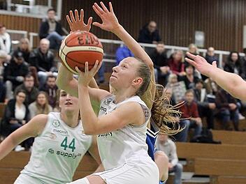 Ramona Hesselbarth (am Ball) lieferte auch im Spitzenspiel beim USC Heidelberg eine gute Leistung im DJK-Trikot ab; hinten Victoria Waldner. Foto: sportpress