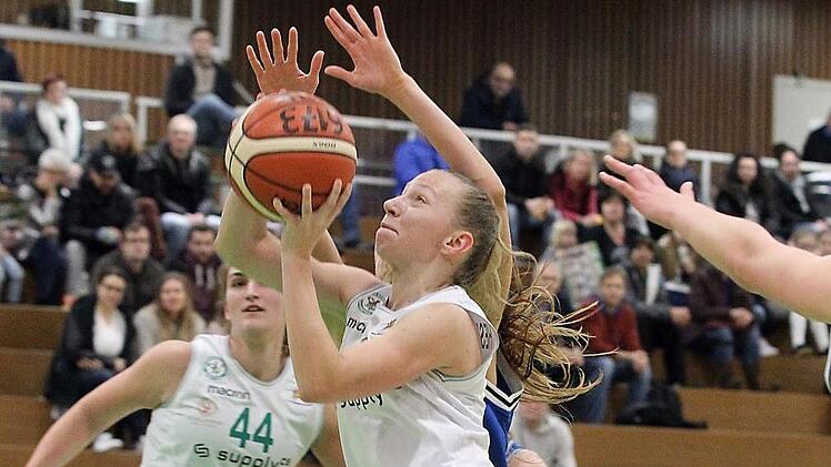 Ramona Hesselbarth (am Ball) lieferte auch im Spitzenspiel beim USC Heidelberg eine gute Leistung im DJK-Trikot ab; hinten Victoria Waldner. Foto: sportpress