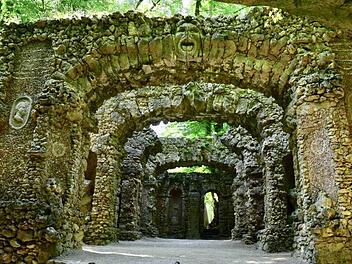 Der Felsengarten Sanspareil ist ein im 18. Jahrhundert erstellter englischer Landschaftsgarten im Landkreis Kulmbach. Foto: Angeleye1971/infrankenpix.de