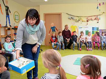 Zum Abschied gab es für den scheidenden Diakon Michael Schlereth eine selbst gestaltete Urkunde, eine Kerze sowie ein persönliches Geschenk von den Kindern, dem Personal und der Leiterin Nicole Kleinhenz des Montessori Kinderhauses St. Pius in Waldfenster. Foto: Peter Rauch