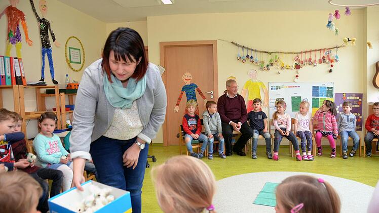 Zum Abschied gab es für den scheidenden Diakon Michael Schlereth eine selbst gestaltete Urkunde, eine Kerze sowie ein persönliches Geschenk von den Kindern, dem Personal und der Leiterin Nicole Kleinhenz des Montessori Kinderhauses St. Pius in Waldfenster. Foto: Peter Rauch