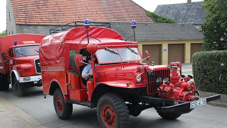 Höhepunkt des 1. Feuerwehr-Oldtimertreffens in Witzmannsberg war die Präsentationsfahrt durch den Ort. Das älteste Fahrzeug war der Dodge aus dem Jahr 1942 der Feuerwehr Schottenstein. Foto: Michael Stelzner