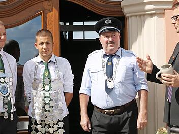 Vor dem Rathaus huldigte Bürgermeister Roland Wolfrum (rechts) noch einmal den amtierenden Schützenkönigen (nach links:) Stadtkönig Franz Ott, Jungkönig Alexander Ultsch und Hauptkönig Heiko Hain.