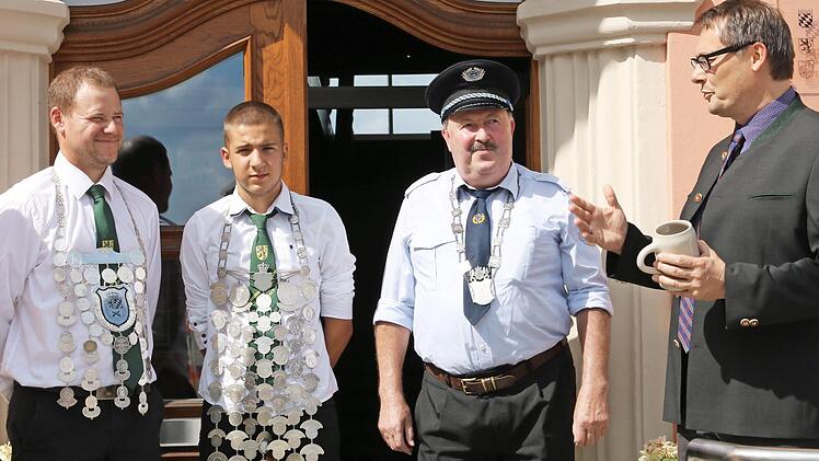 Vor dem Rathaus huldigte Bürgermeister Roland Wolfrum (rechts) noch einmal den amtierenden Schützenkönigen (nach links:) Stadtkönig Franz Ott, Jungkönig Alexander Ultsch und Hauptkönig Heiko Hain.
