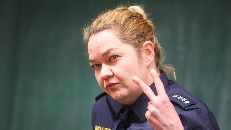 Starker Auftritt: In der Rolle der Polizistin Hannah Stein  betreibt Friedericke Pasch Aufklärungsarbeit im Klassenzeit - Aufklärungsarbeit zum Thema Mobbing einer Mitschülerin im Internet.Foto: Henning Rosenbusch