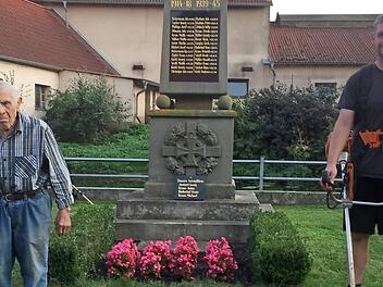 Georg Kraus und Johannes Rückel am Ehrendenkmal  Foto: privat
