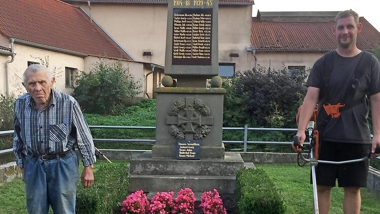 Georg Kraus und Johannes Rückel am Ehrendenkmal  Foto: privat