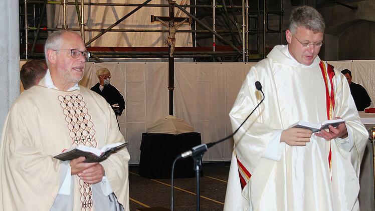 Pater Christian Rentsch (rechts) feierte Primiz in der Pfarrkirche Sankt  Maria Magdalena. Links Stadtpfarrer Pater Markus Reis OSA. Foto: Dieter  Britz