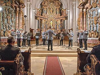 Insgesamt 15 Militärmusiker waren vor Ort und ernteten „Standing Ovations“ für ihre Darbietungen. Das Publikum klatschte, wippte und sang mit.&#160;&#160;