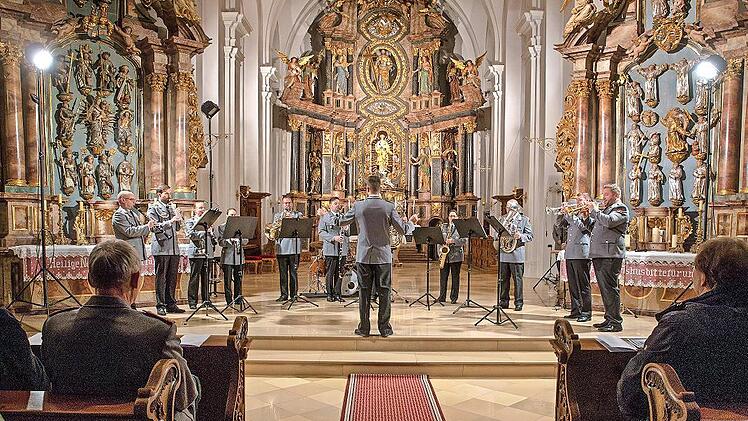 Insgesamt 15 Militärmusiker waren vor Ort und ernteten „Standing Ovations“ für ihre Darbietungen. Das Publikum klatschte, wippte und sang mit.&#160;&#160;