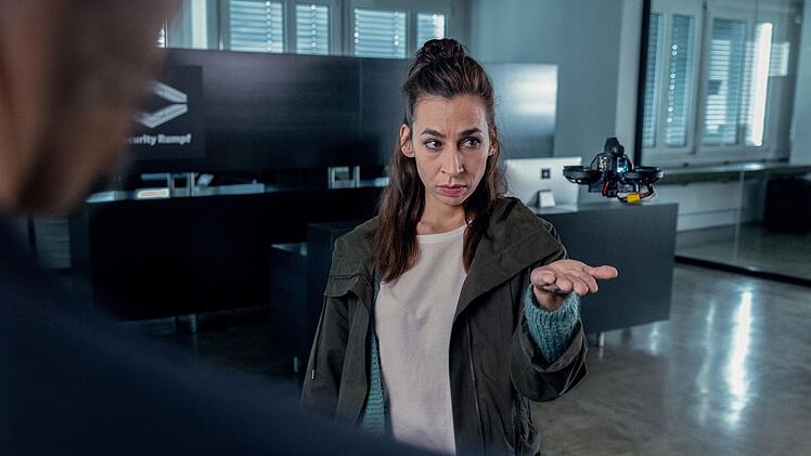 Kommissarin Tessa Ott (Carol Schuler) ist besorgt &uuml;ber den technischen Fortschritt der Drohnen von "Security Rumpf".