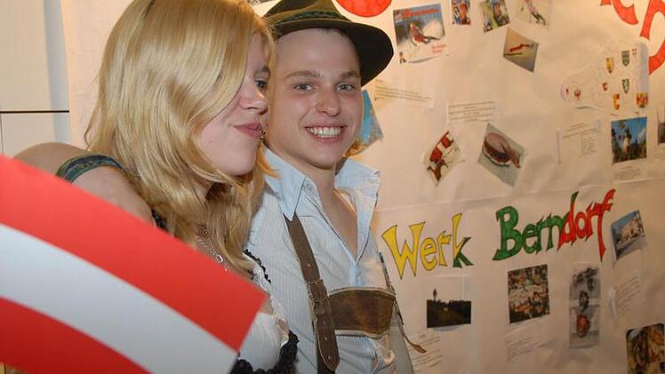 Carmen und Michael aus dem Werk in Berndorf stellten ihr Heimatland Österreich  vor.