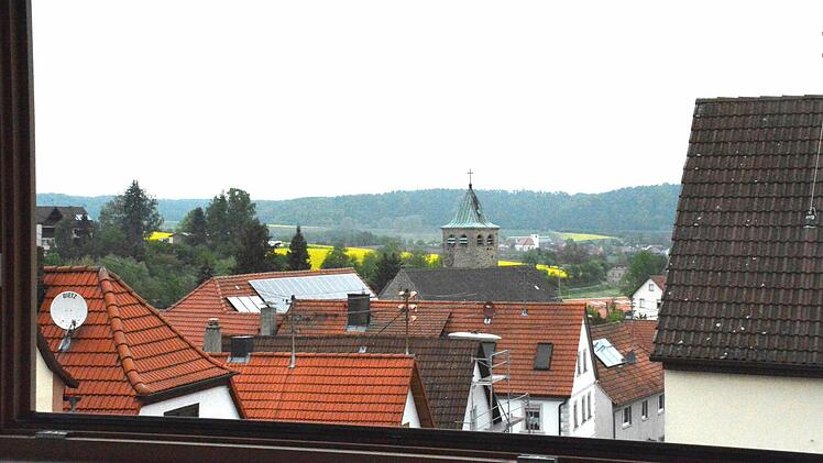 Von seinem Pfarrhaus aus hat Pfarrer Peter Bauer einen "ökumenischen Blick" auf die katholische Pfarrkirche Bruder-Konrad und...