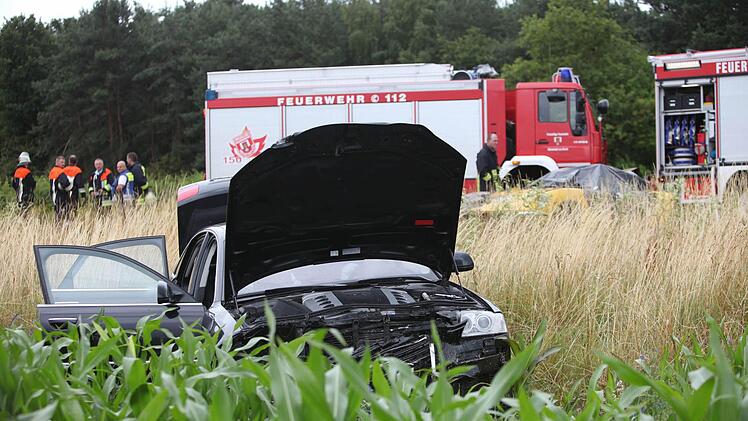 Auf der A3, Höhe Pommersfelden, sind bei einem schweren Autounfall zwei Menschen gestorben. Sie sind in ihrem brennenden Fahrzeug, einem italienischen Sportwagen, ums Leben gekommen. Foto: News5/Fuchs