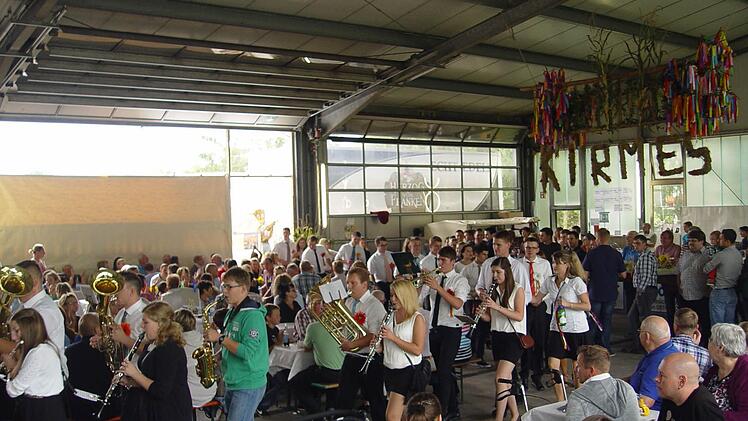 Einzug in die Festhalle, Bloomusik und Bloopaare. Foto: Brigitta Kempe-Wolf