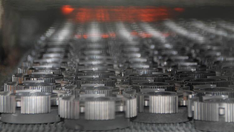 Ab in den Ofen: Nachdem das Metallpulver gepresst wurde, wird es im so genannten Sinterofen bei 1120 Grad gebacken. Foto: Ulrike Müller