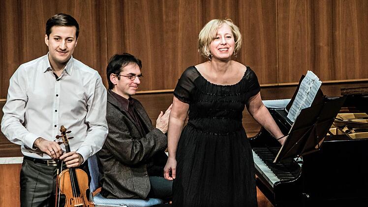 Die Pianistin Zane Stradyna und der Geiger Martin Emmerich beeindruckten das Publikum im Kongresshaus Rosengarten. Foto: Jochen Berger