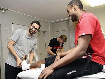 Die Ergebnisse in diesen Tagen machen gute Laune: Heiko Pfister bereitet Darius Miller aufs Training vor. Foto: sportpress