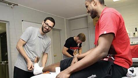 Die Ergebnisse in diesen Tagen machen gute Laune: Heiko Pfister bereitet Darius Miller aufs Training vor. Foto: sportpress