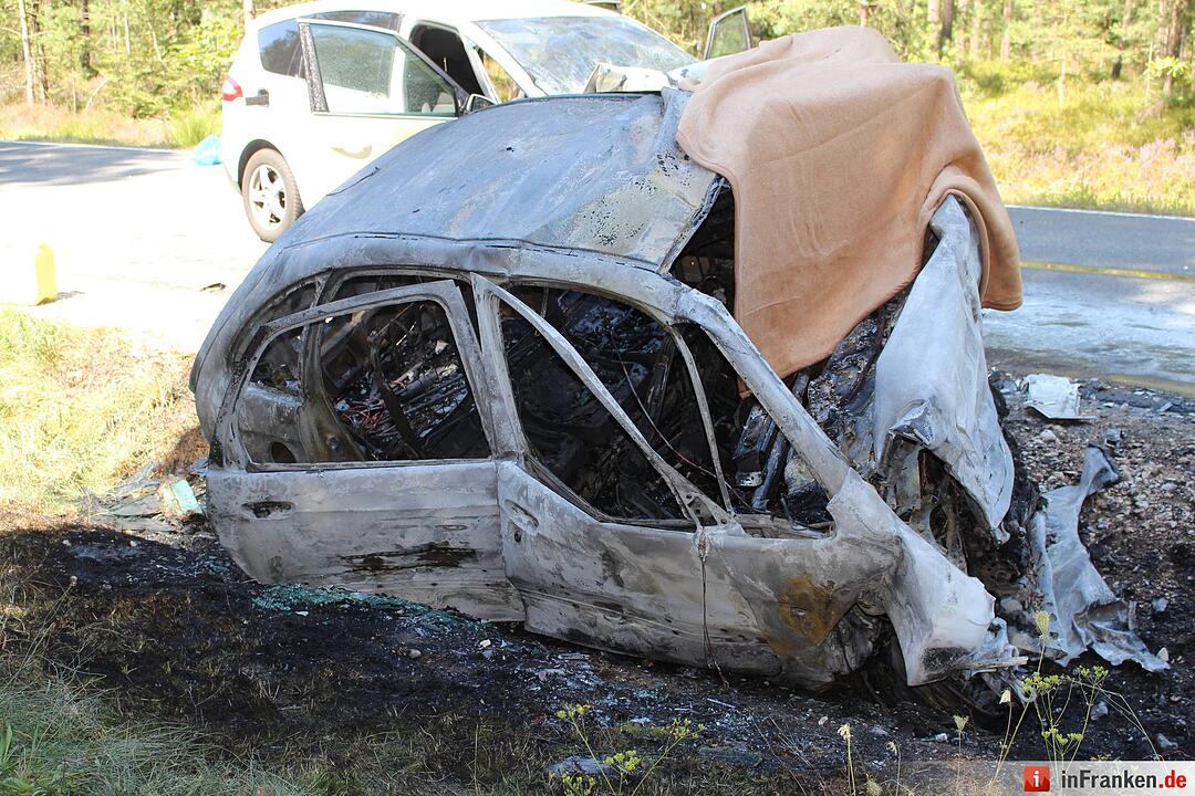 Frontalcrash fordert zwei Tote - Auto geht in Flammen auf