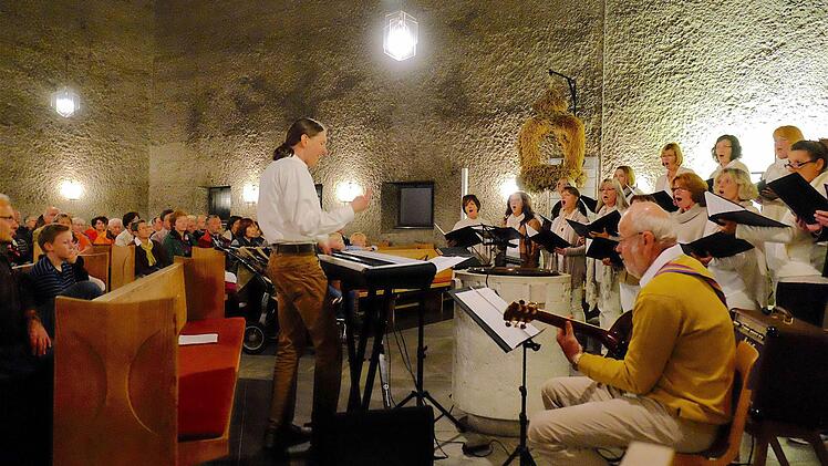 Unter der Überschrift "Lebenszeiten" stand das Konzert der Gesangs- und Instrumentalgruppe (GuIG) mit Dirigent Stefan Ammersbach am Freitagabend in der evangelischen St.-Michaelskirche.  Foto: Gerd Schaar