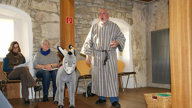Mit Jesu Einzug in Jerusalem am Palmsonntag startet jede Ostergarten-Führung. Die Führenden schlüpfen dazu jeweils in eine biblische Rolle, Diakon Robert Hager wählt für sich den Simon Petrus. Foto: Sabine Weinbeer