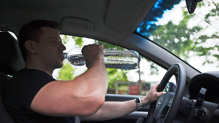 Nicht nur in der Wüste, sondern auch im Auto droht bei Hitze Dehydrierung. Deshalb sollten Fahrer genügend trinken.  Foto: Silvia Marks