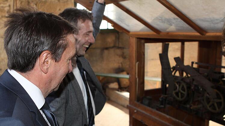 Die alte Turmuhr bestaunten Pfarrer Matthais Rückert und Bürgermeister Norbert Gräbner. Foto: Michael Wunder