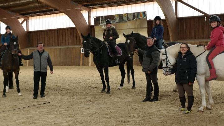 Melina mit Macho und Peter Jordan, Marie mit Sherlock, Lisa mit Jonathan und Roland Staudenmaier, Jasmin mit Antonio und Karin Franke