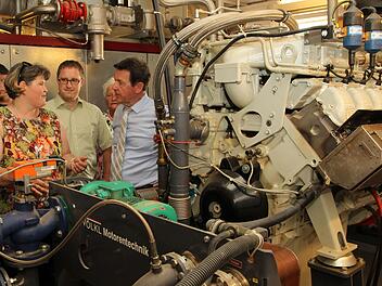 Wo Mais und G&uuml;lle zu Strom und W&auml;rme werden: Veronika Schmuck erl&auml;uterte die Funktionsweise der Biogasanlage. Martina Drossel