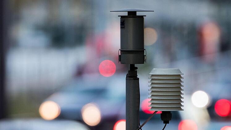 Die Deutsche Umwelthilfe verklagt Bayern auf saubere Luft in Nürnberg. Auch Dieselfahrverbote sind im Gespräch. Symbolfoto: Rolf Vennenbernd/dpa
