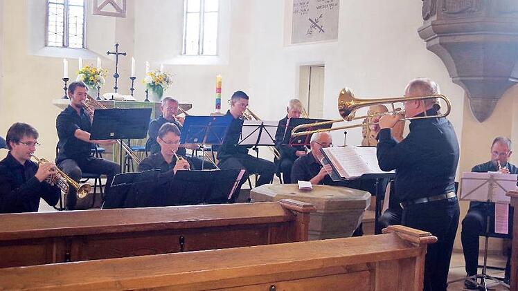 Die St. Georgs-Bläser Friesen und der Posaunenchor der Christuskirche demonstrierten unter Leitung von Dekanatskantor Marius Popp eine große Spannweite ihres Repertoires.