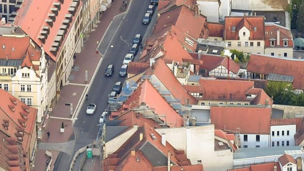 Die Lange Straße ist eine der schönsten Straßen Bambergs: Doch bleibt sie auch in Zukunft eine Hauptverkehrsachse ? Oder kommt es zur Verkehrsberuhigung?
