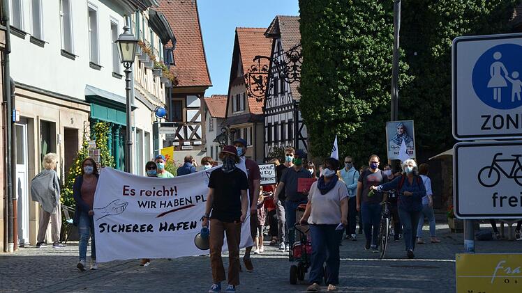 Im September zogen Demonstranten zum Rathaus. Auch sie forderten, dass Herzogenaurach ein Sicherer Hafen sein möge.  Foto: Bernhard Panzer