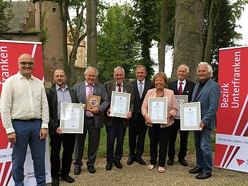 Bezirkstagspräsident Erwin Dotzel mit den Geehrten: (von links) Stefan Andritschke, Andreas Remshard, Ingo Hafenecker (Bürgerverein Ebern 1897), Rudi Bauer (Schifffahrts- und Schiffbaumuseum, Wörth am Main), Erwin Dotzel (Bezirk Unterfranken), Lore Göbel (Kirchenburg Aschfeld) und Rudolf Mauder (Heimatmuseum Salzhaus Mellrichstadt), Bernd Schmidtchen (Freundeskreis Kulturspeicher Würzburg). Foto:  Angelika Despang