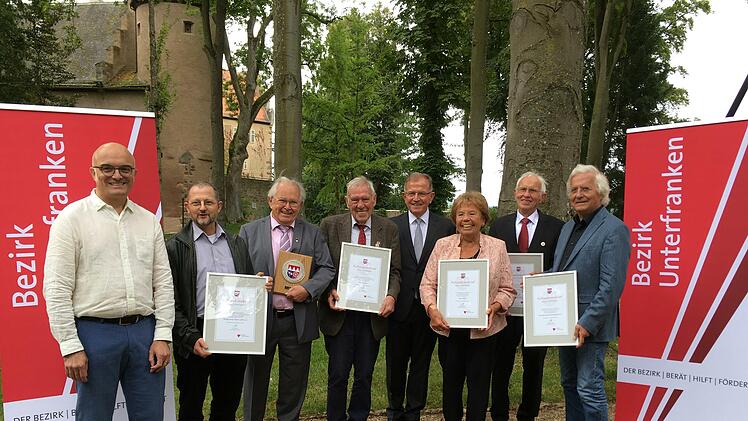 Bezirkstagspräsident Erwin Dotzel mit den Geehrten: (von links) Stefan Andritschke, Andreas Remshard, Ingo Hafenecker (Bürgerverein Ebern 1897), Rudi Bauer (Schifffahrts- und Schiffbaumuseum, Wörth am Main), Erwin Dotzel (Bezirk Unterfranken), Lore Göbel (Kirchenburg Aschfeld) und Rudolf Mauder (Heimatmuseum Salzhaus Mellrichstadt), Bernd Schmidtchen (Freundeskreis Kulturspeicher Würzburg). Foto:  Angelika Despang