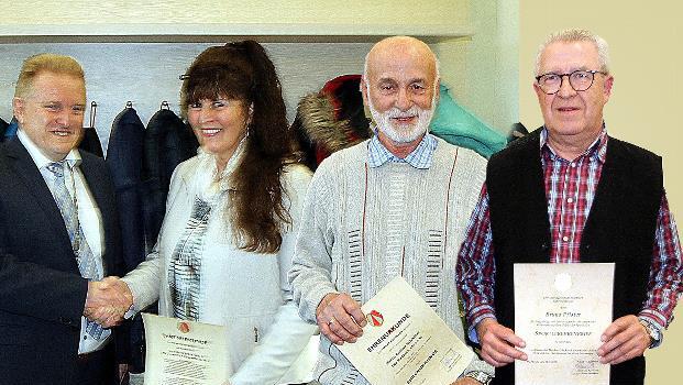 Dauergast bei den Sportlerehrungen ist die Schützin Maria Schlembach (zweite von links), die wieder einmal Landesmeisterin wurde. Bayerischer Vizemeister im Tennis (Herren 75) wurde Roland Schlotter (zweiter von rechts). Den Sportehrenbrief bekam ...